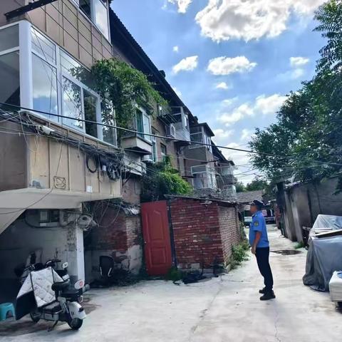 【巩固提升 和谐堤口】堤口路街道城市管理进社区，开展雨后房屋安全隐患排查