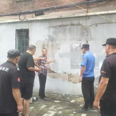 【巩固提升 和谐堤口】堤口路街道城市管理进社区，粉刷墙面换新颜
