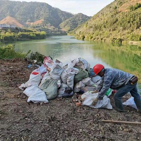 【梅仙镇河长制】尤溪河两岸“乱倒”清理专项行动