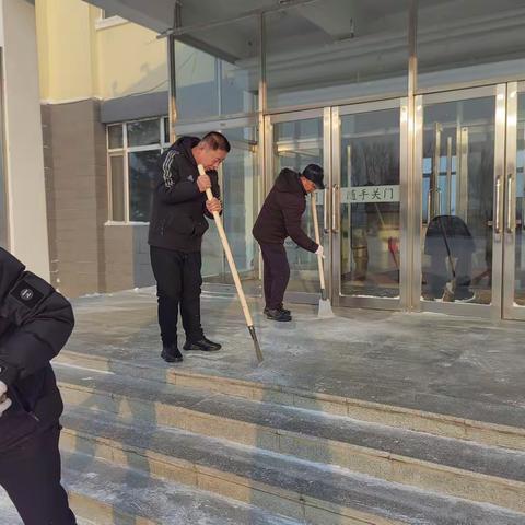 党员带头齐奋战  清除冰雪暖人心 巴彦县巴彦港镇中心学校党支部主题党日活动