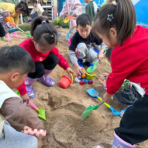 高唐县金城幼儿园自主游戏之沙水区——“小沙池，大智慧”