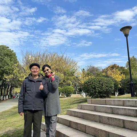 共赏秋日的月湖
