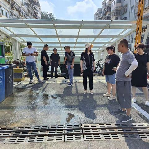 暴雨后，翰晟物业同施工方一起查看车库透水原因