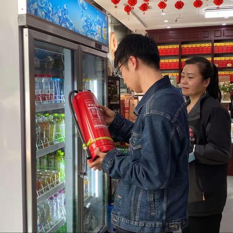 共筑消防安全防火墙——桃园社区网格员助力开展辖区内店铺消防安全专项检查