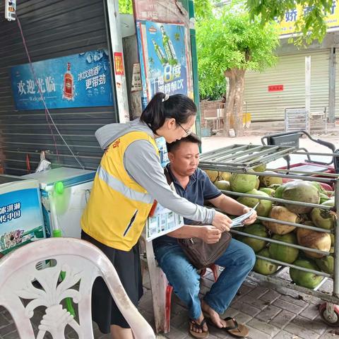 新龙镇网格员开展禁塑宣传