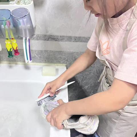 五一劳动节快到了，为了让孩子更好的体验劳动节的意义，感受劳动带给我们的快乐，家长可引导孩子在家做一些力所能及的家务！