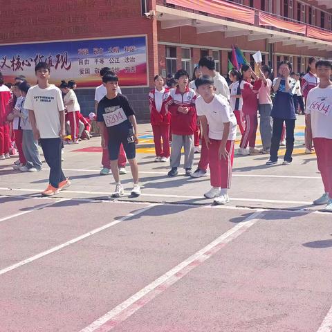 阳光正好，微风不燥！2025年[4]月[3]日，[实验小学]的操场上热闹非凡，二年级的小运动员们迎来了属于他们的欢乐盛会！让我们一起走进这场充满活力与欢笑的运动会，看看萌娃们的精彩表现吧！