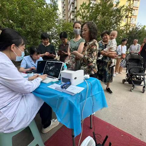 东泰社区开展“关爱老人，为健康护航”免费体检活动