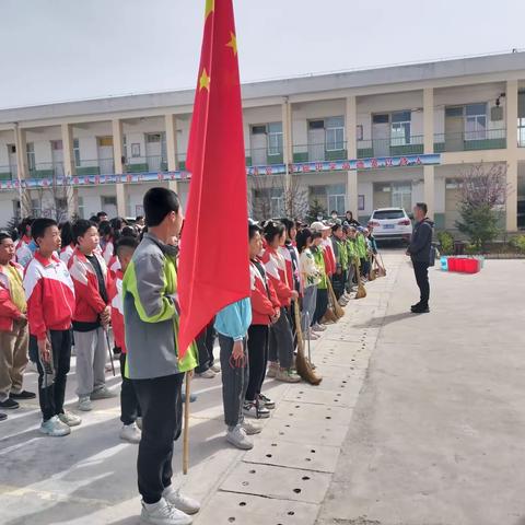 “三抓三促”行动进行时——尹庄小学开展“小手拉大手”清理校园周边环境卫生行动