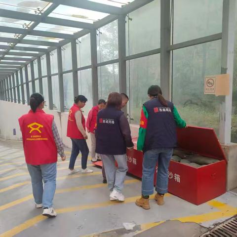 雨期闻汛而动不停歇——迎宾大道社区开展汛期安全巡查工作