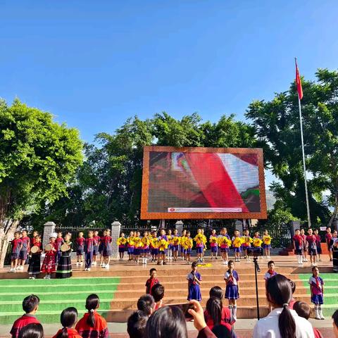 榴花燃夏映童心 金葵向阳谱团结 ——隆林新州第三小学国旗下的课程 二.3班民族团结主题课程展演侧记