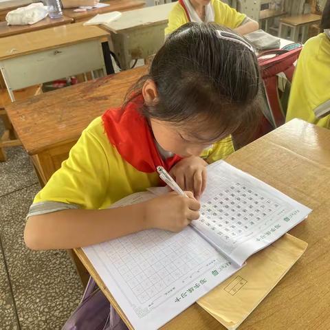 柏祥小学三四年级硬笔书法艺体课