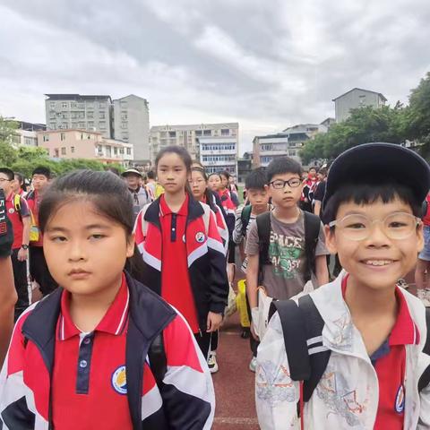 重庆潼南区小渡镇小学校赴 际华园、融创海世界研学之旅 “同赴冰雪之约 共筑童年梦想”