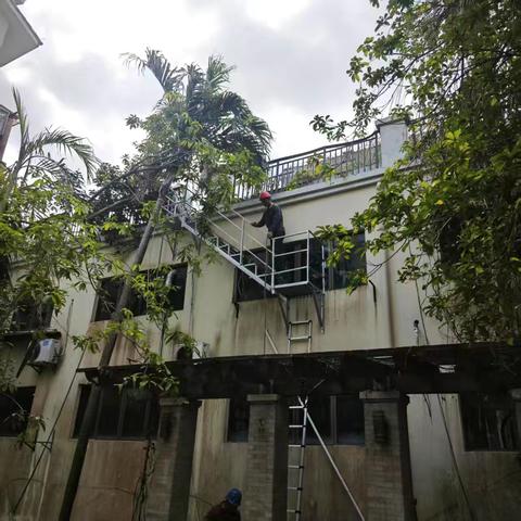 海秀街道综合行政执法中队依法对城市海岸小区违建部分进行拆除