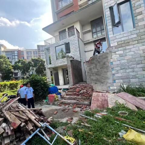 快查快处——海秀街道综合行政执法中队依法对泰达天海国际小区62栋违规加建依法拆除