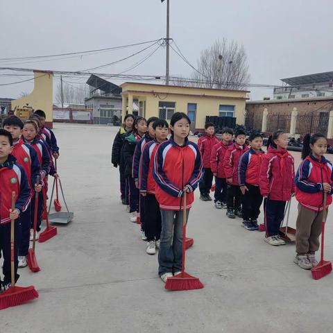 传承雷锋精神  弘扬时代新风——道口铺街道中心学校闫邵屯小学开展红领巾进社区学雷锋志愿活动