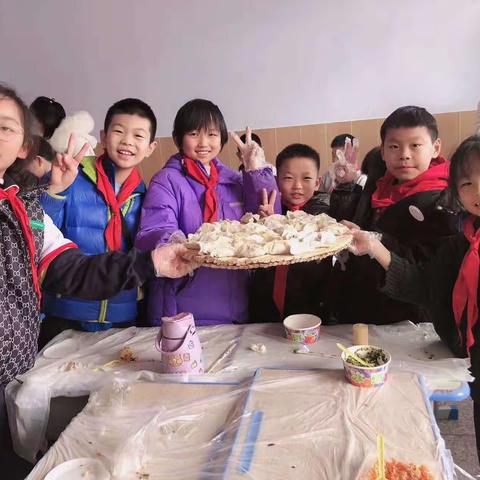 三年级五班迎元旦，包饺子实践活动。