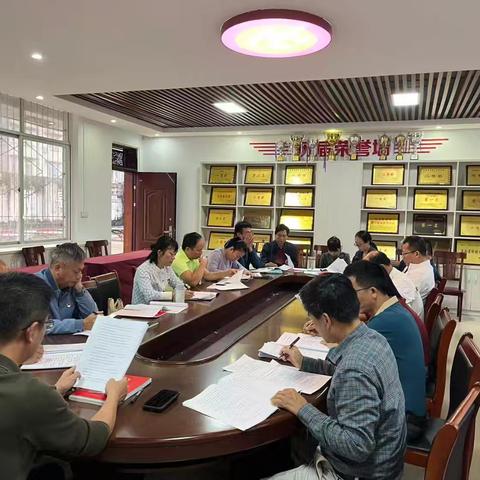 明党性方向，育党员先锋——定安县实验中学党支部党员会议
