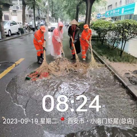 环卫工人巧“借”雨水，开展“洗路除尘”活动