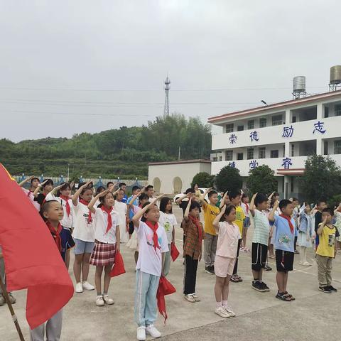 童心童年，快乐六一---翻江镇双溪学校少先队入队仪式暨“六一”游园活动