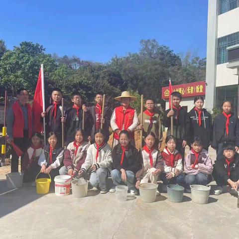 水唇镇万山小学3.12植树活动