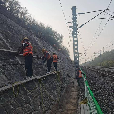 铁路安全防线的构筑与坚守