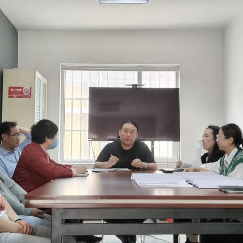 县前巷社区党委召开“奋进新征程  建功新时代”五月份主题党日活动