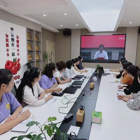 临河区第一幼儿园观看全国教书育人楷模贺来虎同志专题报告分享会