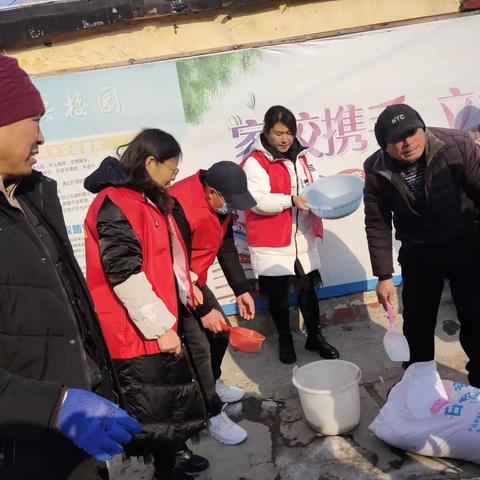 雪地里的那一抹红色——郭庄小学党员教师铲雪除冰活动