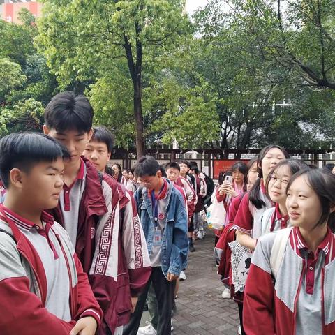 溱州中学九年级六班赴欢乐谷研学活动