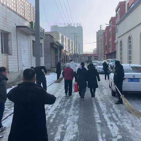 杭锦后旗自然资源局组织干部职工清扫积雪