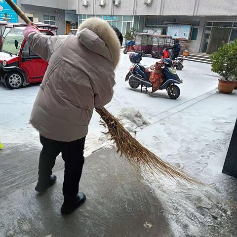 卫辉市城郊乡卫生院：扫雪铺路，开辟爱的通道