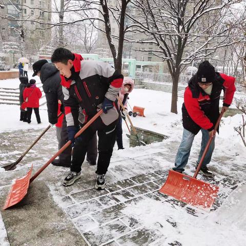 【旗小帮】白雪更映“志愿蓝”—“旗小帮”扫雪除冰保出行