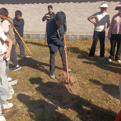 “师生一起齐动手，校园环境大变化”双龙完小跑道清理