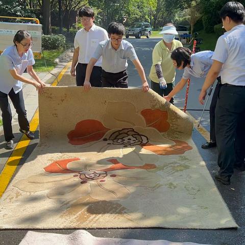 “浓浓物业情、情系业主心”——白桦林间物业服务中心开展免费清洗地垫活动