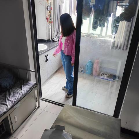 供用电221挥洒汗水，共创文明校园主题班会