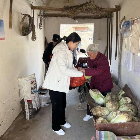 新春佳节“串亲戚”，包村走访情更浓 -冉屯路支行到荥阳小寨村进行春节慰问