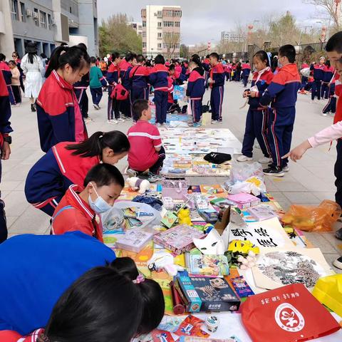 小摊主已就位——巴州石油一中跳蚤市场热闹开市