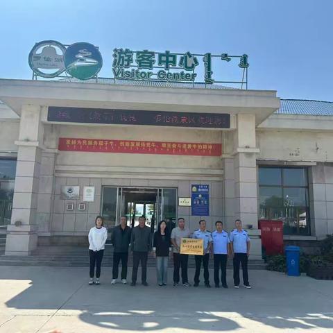 多伦县市场监督管理局为“放心消费承诺单位”授牌