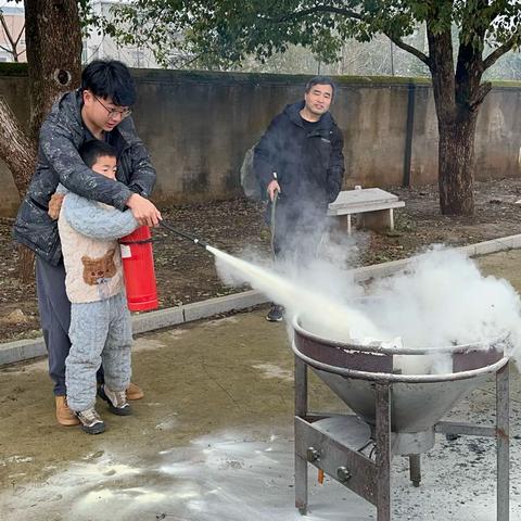 “火灾无情，防火先行”——银宝湖乡中心学校（本部）校园防火消防演练活动纪实。