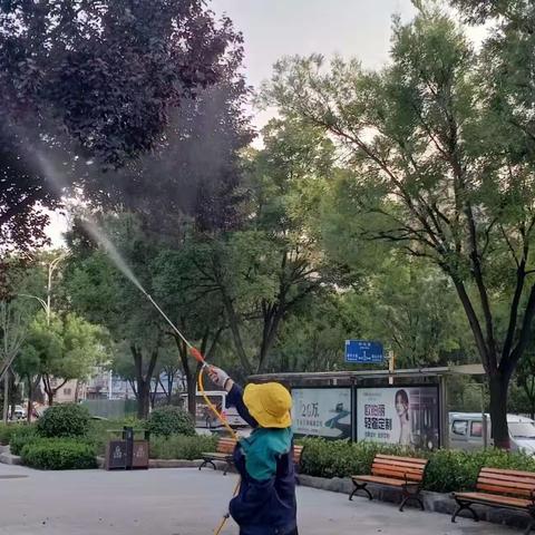 科学防治病虫害   园林卫士在行动