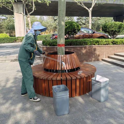 净化游园环境   擦亮绿化底色