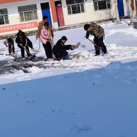 师生同除雪  温情暖校园——白寺镇西北学校全体师生除雪篇