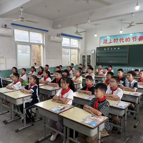 西夏寒小学四年级师生共看盛大阅兵仪式