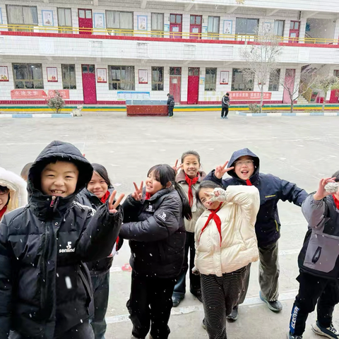 雪天里的校园欢乐