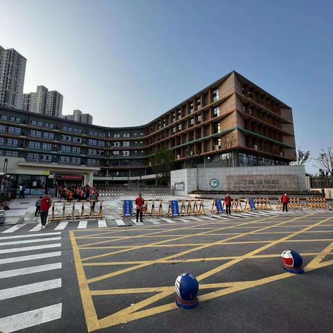 安全护学岗，暖心护成长———博才建业学校2211班护学岗