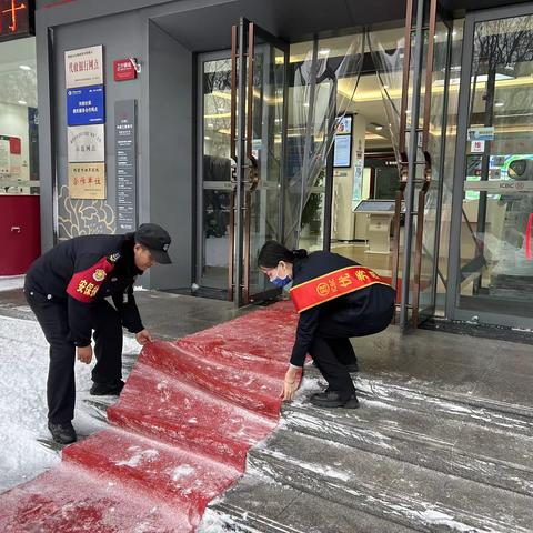 鹤壁淇滨支行驿站活动—“打扫积雪方便群众”