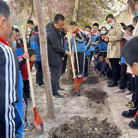 劳动教育我们在路上----奎屯市海纳尔小学开展劳动实践教育之翻地