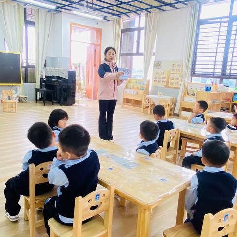 《我会使用勺子》—海口市美兰区电白雅居幼儿园小三班生活技能活动