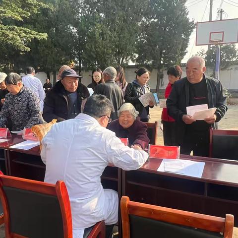 鲁山县中医院携手张官营镇中心卫生院开展医保政策宣传和义诊服务活动